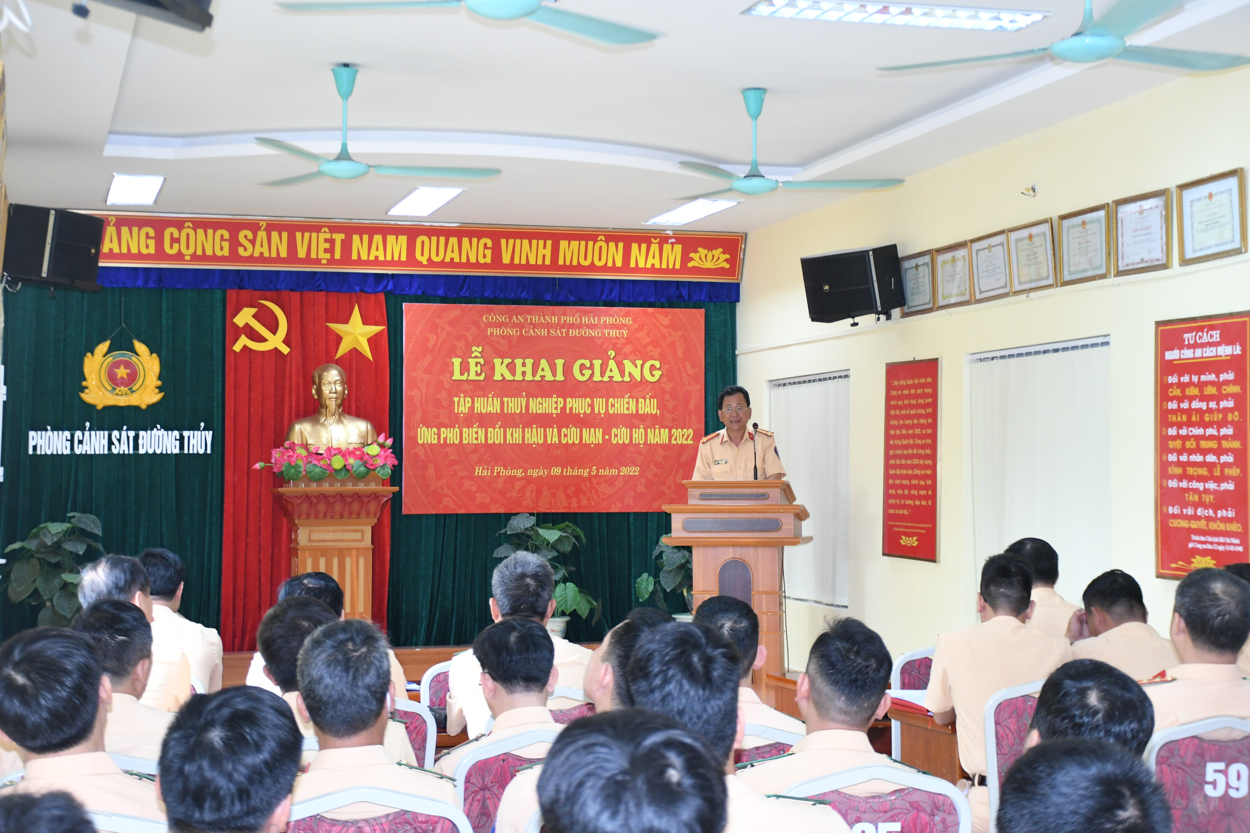 Tập huấn thủy nghiệp phục vụ chiến đấu, ứng phó biến đổi khí hậu và cứu nạn- cứu hộ năm 2022